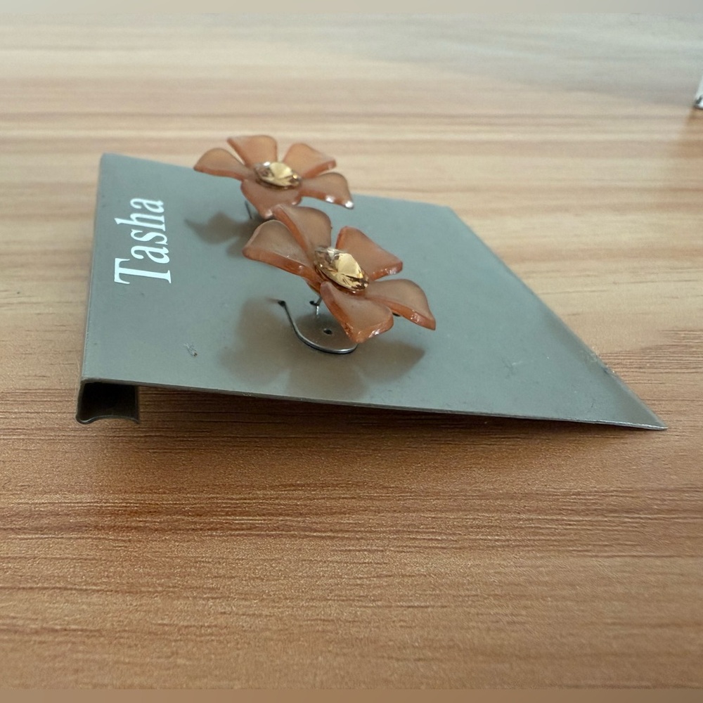NWT Vintage Y2K Tasha Flower Earrings with Stone in Middle - Picture 4 of 5